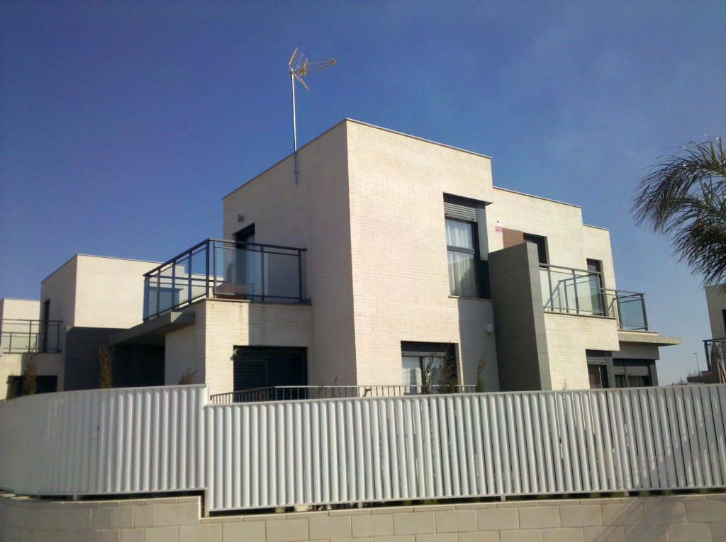 Instalación y reparación de antenas TDT. Antenistas en Valencia, autorizados y cualificados.
